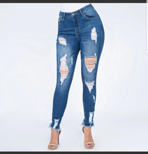 Load image into Gallery viewer, C&#39;e La Ve Distressed Skinny Jeans
